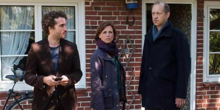 Carl Sievers (Peter Heinrich Brix, r.), Ina Behrendsen (Julia Brendler, M.) und Hinnerk Feldmann (Oliver Wnuk, l.) in einer Szene von «Nord Nord Mord - Sievers und die schlaflosen Nächte». Foto: Manju Sawhney/ZDF/dpa
