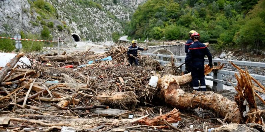 Die Feuerwehr räumt Bäume von einer Strasse an der französisch-italienischen Grenze