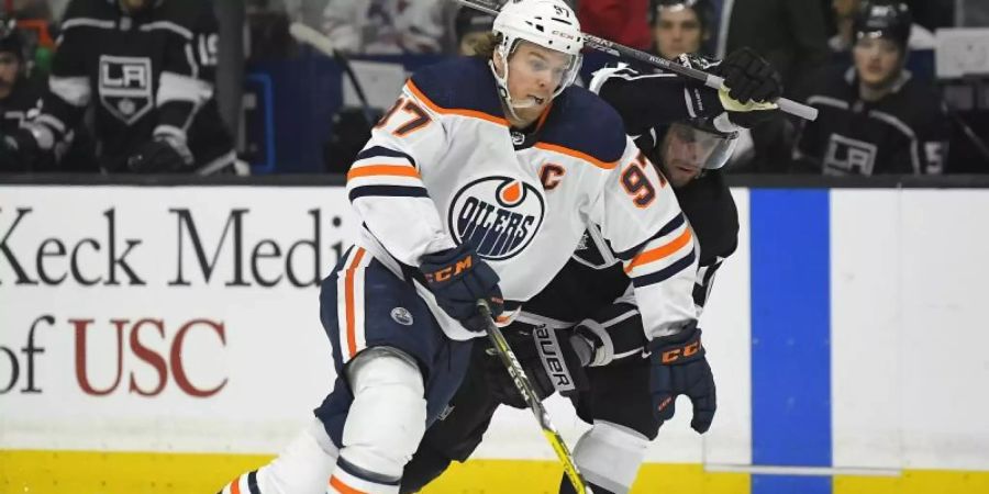 Connor McDavid (l) von den Edmonton Oilers wurde positiv auf das Coronavirus getestet. Foto: Mark J. Terrill/AP/dpa