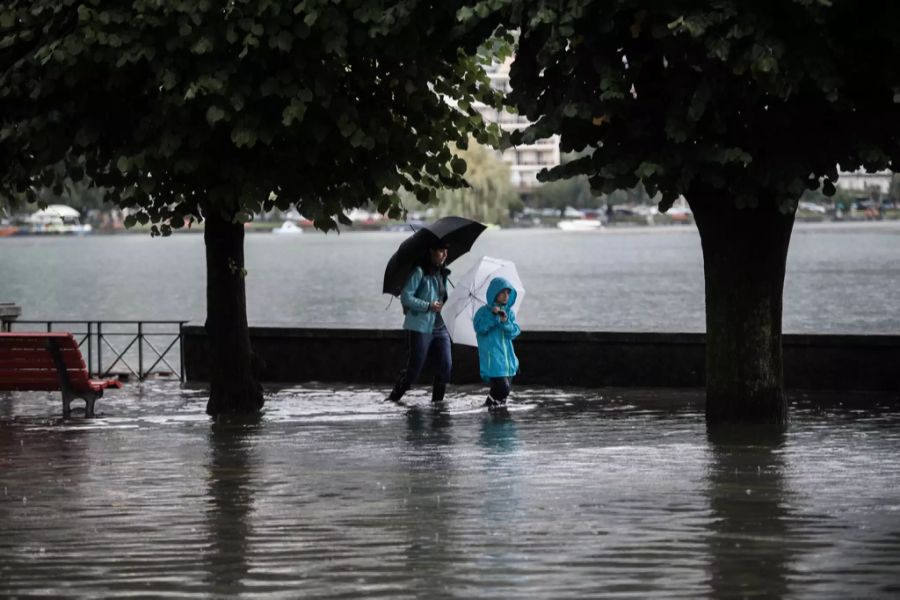 Eine Mutter läuft mit ihrem Kind am Ufer des Lago Maggiore entlang. Dieser trat am Wochenende über die Ufer.