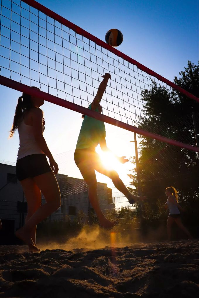Im Sommer wird im Sand gespielt. VBC Oftringen Volleyball