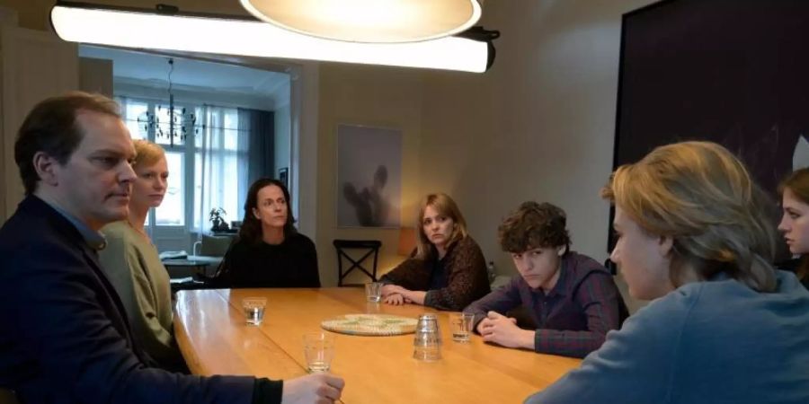 Was tun? Krisensitzung der Familien. Foto: Christiane Pausch/ZDF/dpa