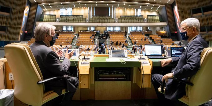 Volkan Bozkir (r), Vorsitzender der UN-Vollversammlung aus der Türkei, und Antonio Guterres, UN-Generalsekretär aus Portugal, unterhalten sich vor dem Beginn eines Treffens der Generalversammlung anlässlich des 75-jährigen Bestehens der Vereinten Nationen. un antonio guterres