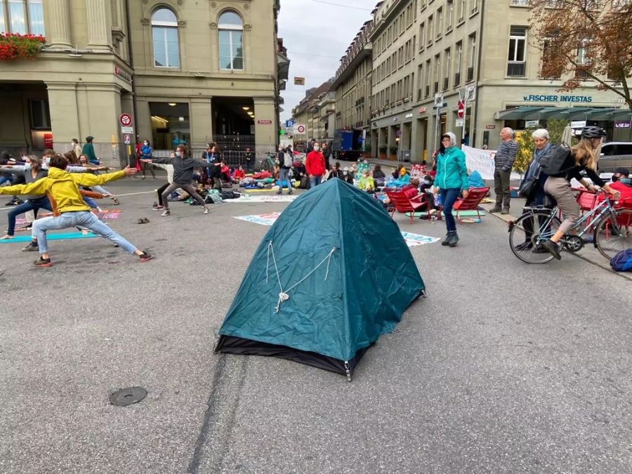 Wo sonst der 10er- und 19er-Bus von Bernmobil durchfahren, stehen Zelte und sitzen Menschen.