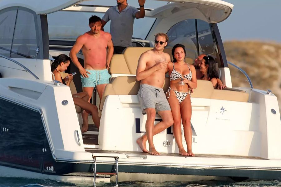 Xherdan Shaqiri und seine Freunde geniessen die Ferien auf der Yacht sichtlich.