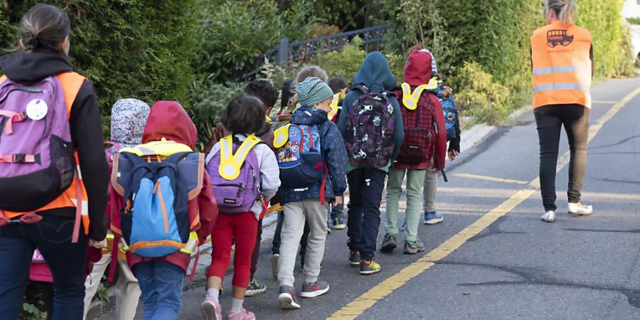 Kinder gehen per Pedibus in die Schule. BFU und Verkehrsverbände empfehlen den Eltern, den Schulweg vorher zu üben. (Archivbild)