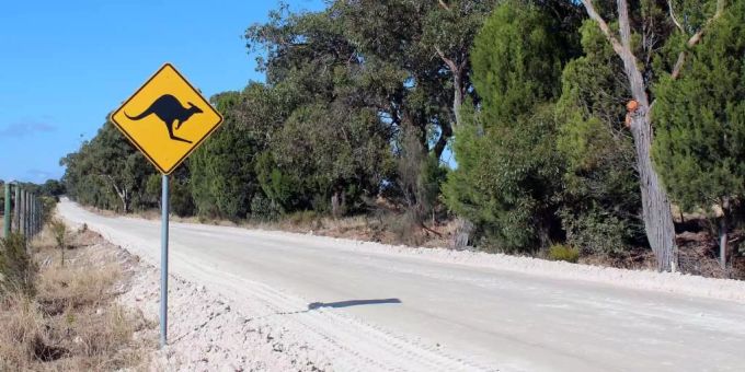 Ein Känguru-Schild steht am Strassenrand. australien