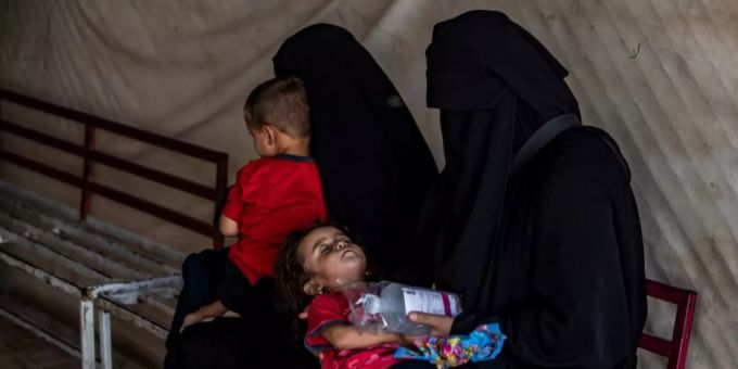 Zwei Frauen mit Kindern im Flüchtlingslager Al-Hol im Nordosten Syriens. al-hol
