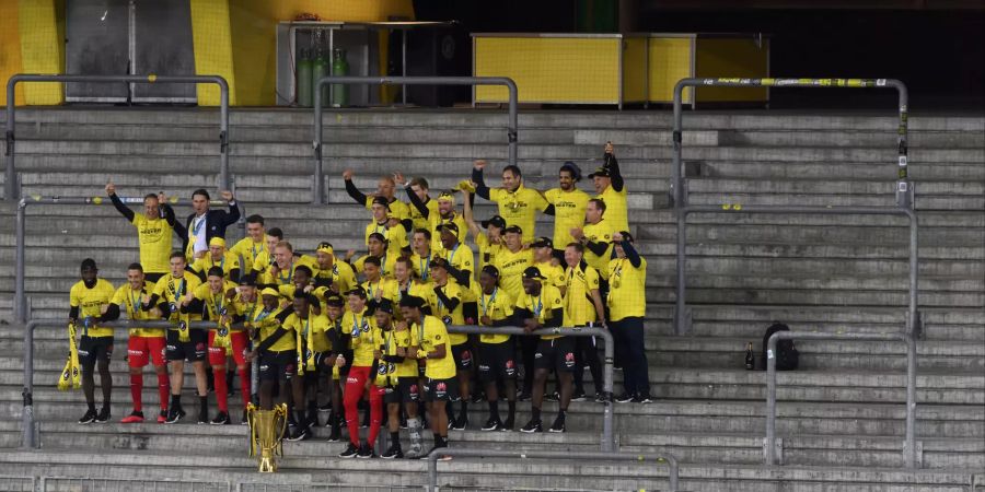 Auch in der Berner Fankurve liess sich die Mannschaft mit dem Pokal ablichten.