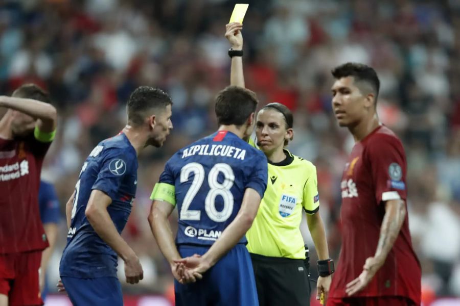 Die 36-Jährige zeigt Chelsea-Spieler Azpilicueta die Gelbe Karte.