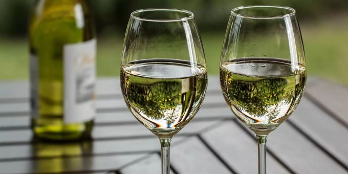 Weingläser stehen auf einem Tisch. (Symbolbild) wein