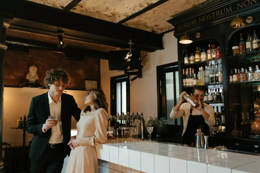 Mann und Frau in einer Bar