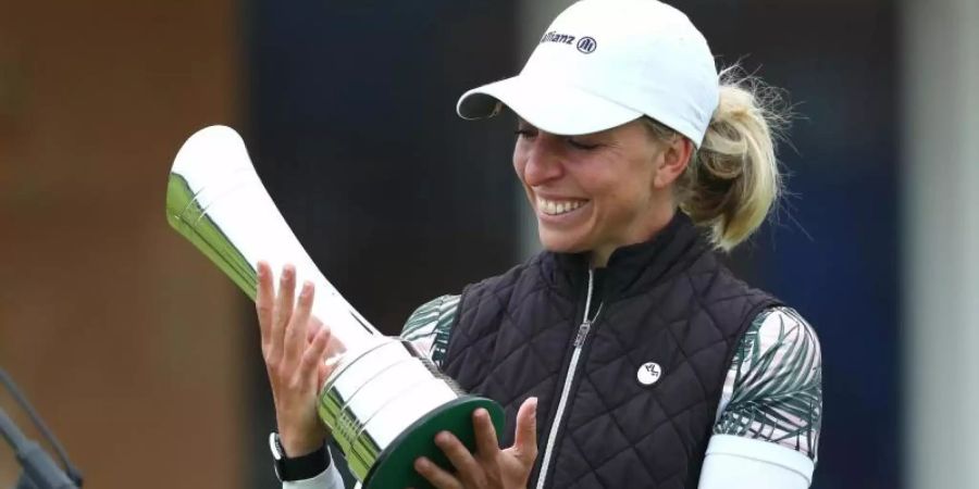Sophia Popov freut sich über den Pokal der British Open. Foto: golfsupport.nl/R&A/dpa