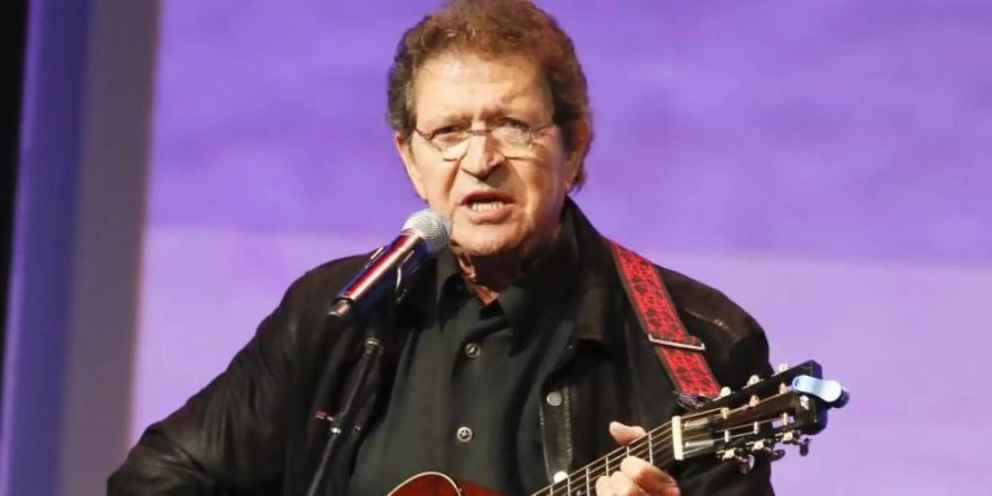 Mac Davis, Singer-Songwriter aus den USA, tritt bei den Texas Film Awards auf. Der Country-Musiker ist Berichten zufolge gestorben. Foto: Jack Plunkett/Invision/AP/dpa