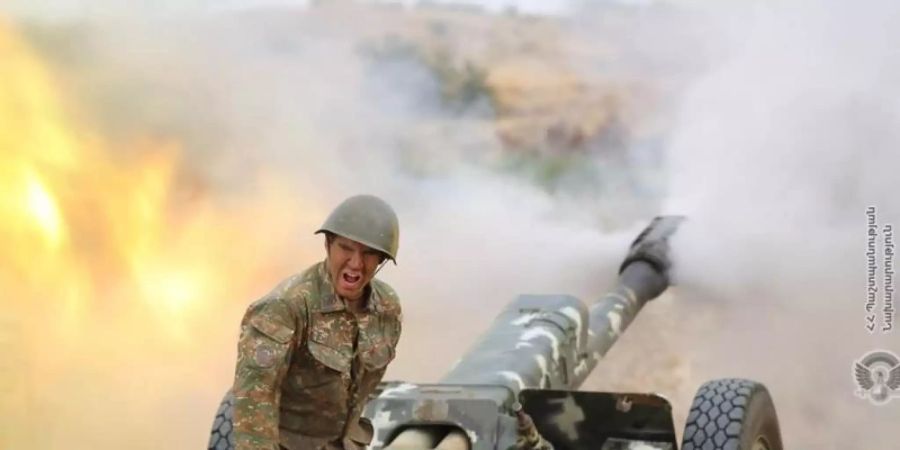 Ein armenischer Soldaten feuerte eine Kanone an. Die Zusammenstösse zwischen armenischen und aserbaidschanischen Streitkräften in der umstrittenen Region Berg-Karabach eskalieren weiter. Das Foto stammt vom armenischen Verteidigungsministerium. Foto: -/Armenian Defense Ministry/AP/dpa