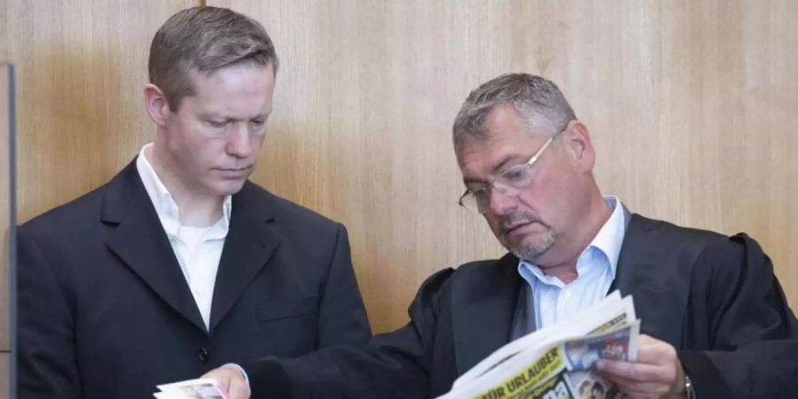 Rechtsanwalt Frank Hannig (r) verteidigt den Angeklagten Stephan Ernst (l) nicht länger. Foto: Boris Roessler/dpa