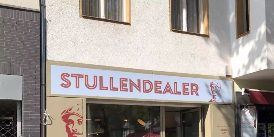 Ironische Kombination: «Stullendealer». Foto: Gregor Tholl/dpa-Zentralbild/dpa