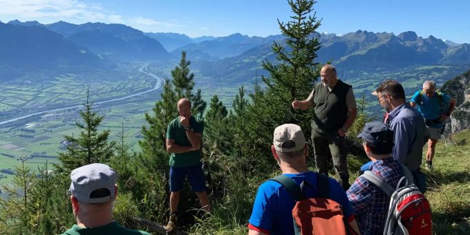 Jagdobmann Valentin Aggeler erläutert die Herausforderungen der Bejagung des Rotwildes im steilen Gelände.