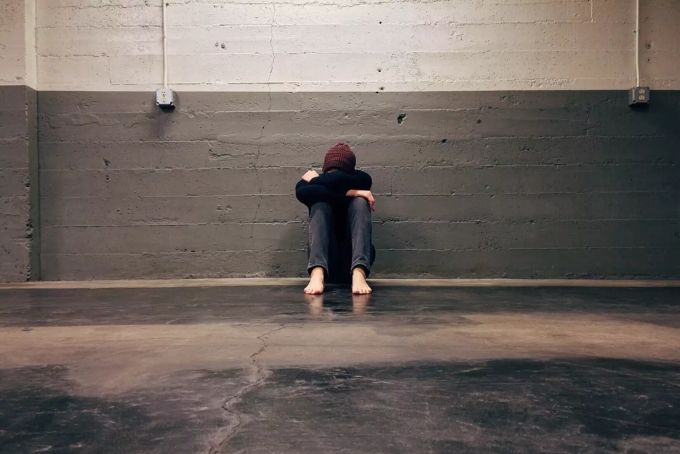 Durch negative Gedanken erscheint die Welt schwer und grau. Trauriger Mann