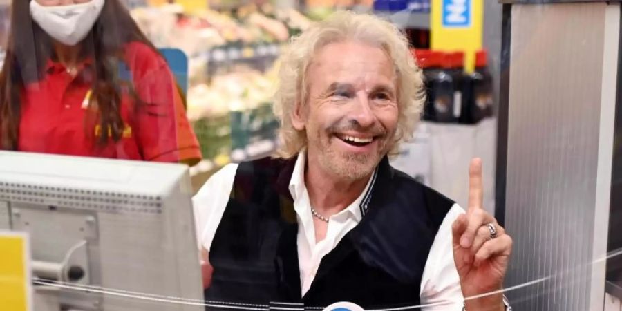 Der Entertainer Thomas Gottschalk als ehrenamtlicher Kassierer. Foto: Uli Deck/dpa