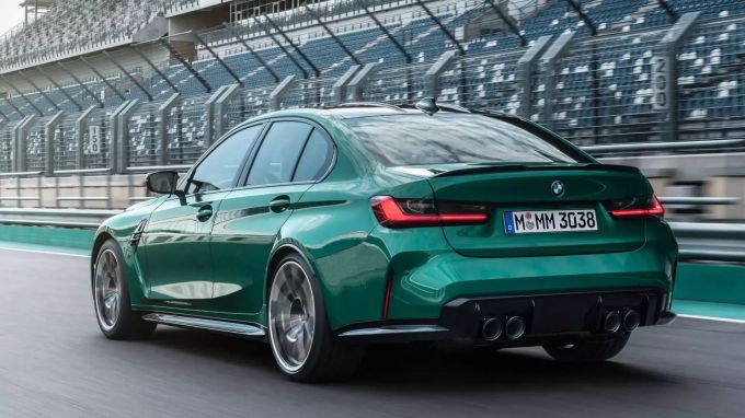 Besonders die Limousine wirkt durch die Verbreiterungen deutlich sportlicher als bisher. 2021 BMW M3