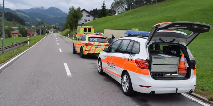 Urnäsch AR: Mit Velo gestürzt. Urnäsch AR: Mit Velo gestürzt