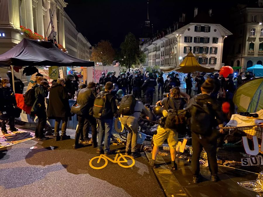 Eine Schar Journalisten und Fotografen verfolgt das Geschehen aus nächster Nähe.