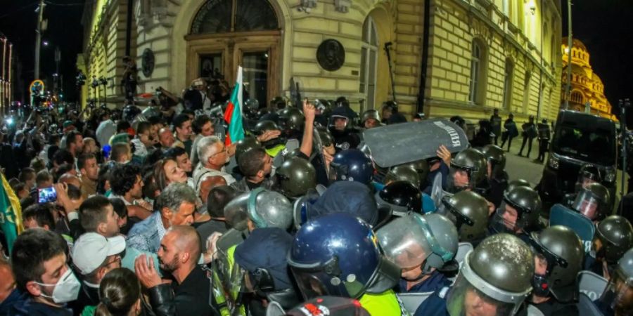 Konfrontation zwischen Demonstranten und Polizisten in Sofia