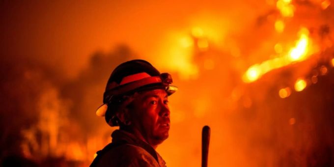 Ein Feuerwehrmann beim Kampf gegen das Bobcat Fire. Feuerwehrmann waldbrand kalifornien