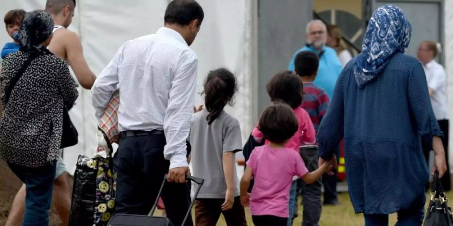 Bundeskanzlerin Merkel (CDU) und Innenminister Seehofer (CSU) haben sich darauf verständigt, zusätzlich rund 1500 weitere Migranten von den griechischen Inseln aufzunehmen. Foto: Carsten Rehder/dpa