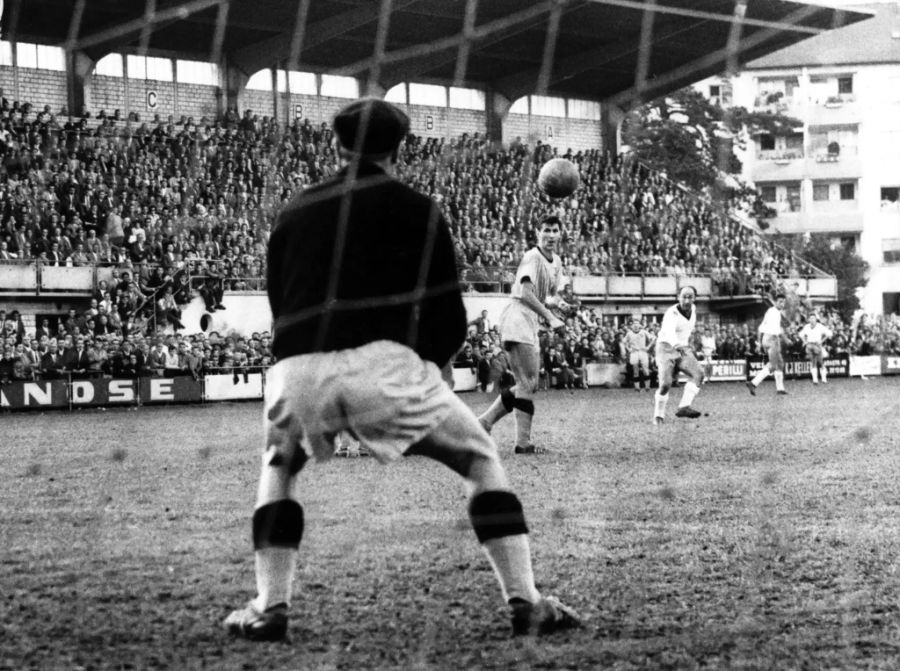 Heinz Schneiter (Zweiter von links) und Goalie Walter Eich.