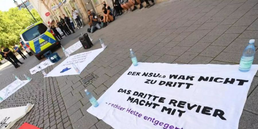 In der «NSU 2.0»-Affäre werden bei einem Ex-Polizisten aus Landshut illegale Waffen gefunden. Foto: Arne Dedert/dpa/Symbolbild