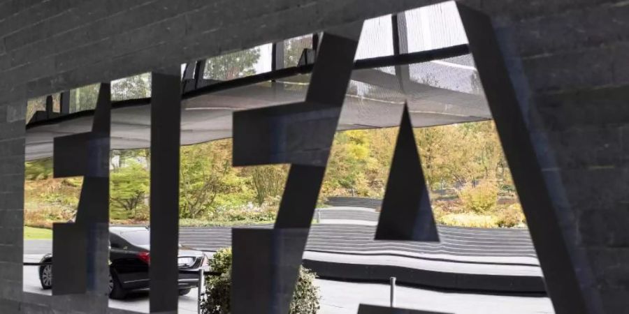 Die FIFA stellt den nationalen Verbänden zur Bewältigung der Folgen der Coronavirus-Pandemie Hilfen in Aussicht. Foto: Ennio Leanza/KEYSTONE/epa/dpa