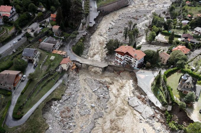 Diese Luftaufnahme zeigt die Schäden, die von schweren Regenfällen und Überschwemmungen verursacht wurden. Nach Unwettern und Überschwemmungen in der Region der südfranzösischen Metropole Nizza werden nach Medienberichten mindestens neun Menschen vermisst. Foto: Valery Hache Starkregen und Sturm in Frankreich