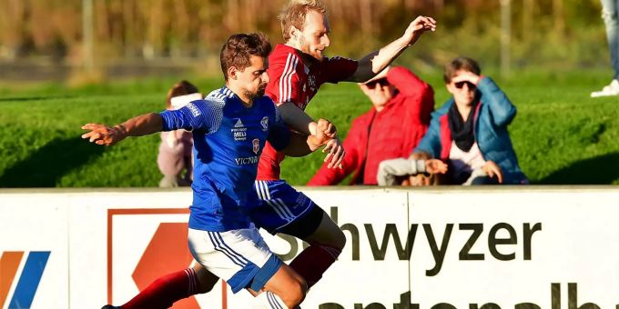 Schelbert (l.) im Zweikampf mit Wiget. FC Ibach