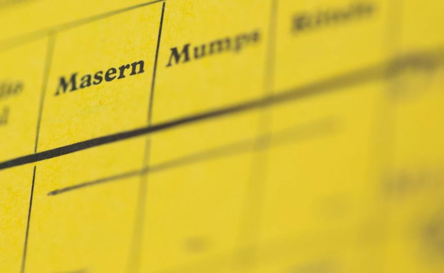 Die Impfung gegen Masern, Mumps und Röteln (MMR) wird in der Schweiz empfohlen.