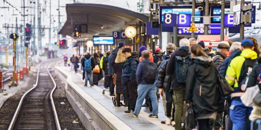 Die Deutsche Bahn stellt am Samstag angesichts des bevorstehenden Warnstreiks ein deutlich erhöhtes Fahrgastaufkommen fest.