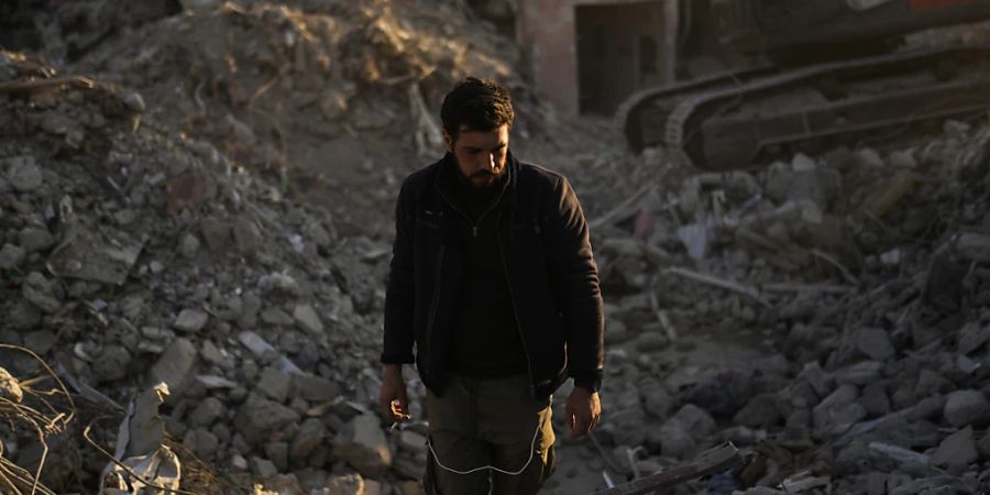 Ein Mann steht in den Trümmern in Iskenderun. Foto: Francisco Seco/AP/dpa