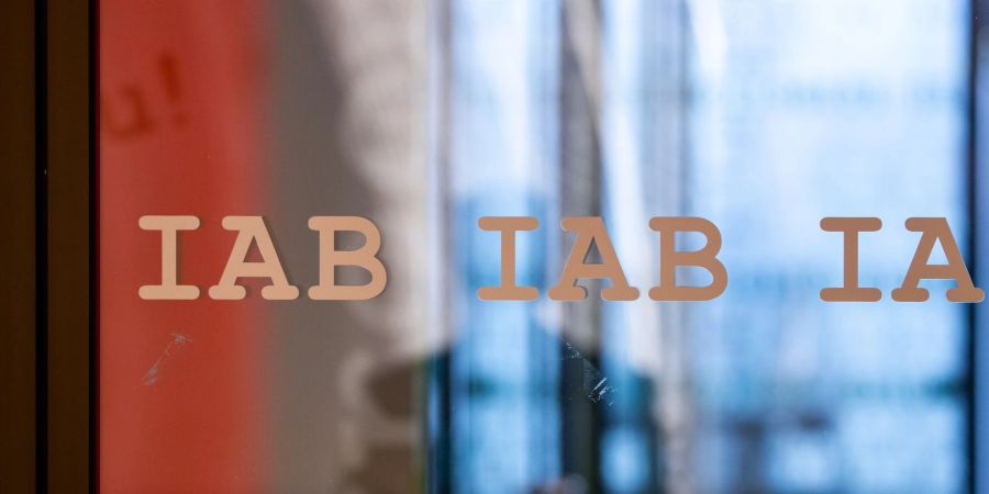 Das Institut für Arbeitsmarkt- und Berufsforschung der Bundesagentur für Arbeit weiss: Der Personalbedarf hat ein neues Allzeithoch erreicht.