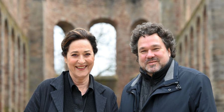 Schauspielerin Charlotte Schwab (l) mit Intendant Joern Hinkel in der Stiftsruine in Bad Hersfeld.