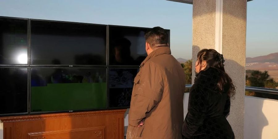 Kim Jong Un und Tochter verfolgen Raketentest vom Donnerstag