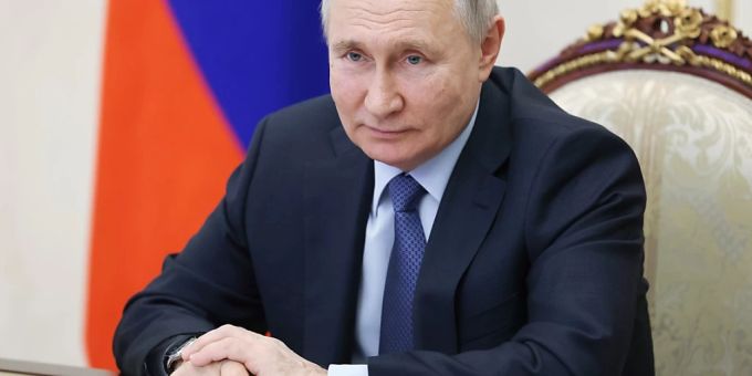 dpatopbilder - Der Haftbefehl des Internationalen Strafgerichtshofs gegen den russischen Präsidenten Wladimir Putin ist lebenslang gültig. Foto: Uncredited/Pool Sputnik Kremlin/AP/dpa Putin