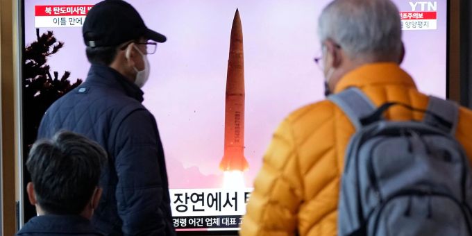 Im Bahnhof von Seoul zeigt ein Bildschirm eine Nachrichtensendung mit Archivbildern eines nordkoreanischen Raketenstarts. Im Bahnhof von Seoul zeigt ein Bildschirm eine Nachrichtensendung mit Archivbildern eines nordkoreanischen Raketenstarts.