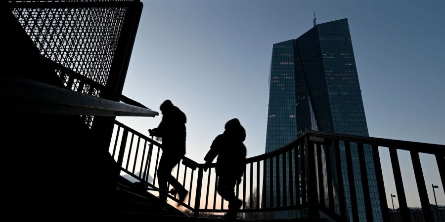 Die Europäische Zentralbank ist ihrer Linie der vergangenen Monate treu geblieben. Mit einer erneuten Zinsanhebung soll die hohe Inflation bekämpft werden.