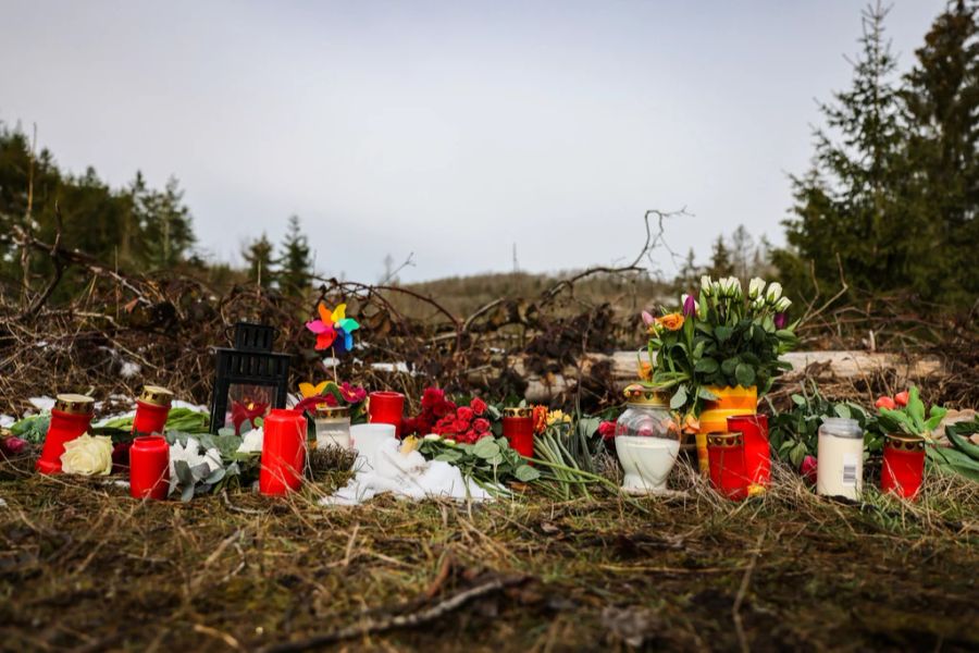 Kerzen und Blumen liegen in einem Wald bei Freudenberg. Luise (†12) wurde im Wald von ihren Mitschülerinnen erstochen.