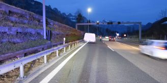 A3 / Mühlehorn GL - Anhänger löst sich und prallt in Leitplanke