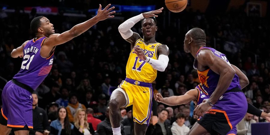 Dennis Schröder (M) feierte mit den Los Angeles Lakers einen Sieg gegen die Phoenix Suns.