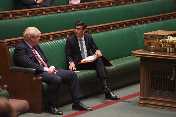 Der frühere britische Premier Boris Johnson und der amtierende Premier Rishi Sunak diskutieren im Parlement. johnson sunak
