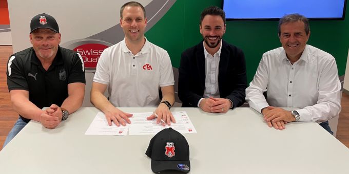 Bei der Vertragsunterzeichnung: v.l.n.r. Hans Rothen, Vizepräsident / Patrick Baumann, Trainer / Daniel Mumenthaler, Sportchef 1. Liga / Andreas Zwahlen, Präsident Vertragsunterzeichnung Patrick Baumann