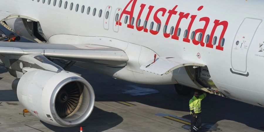 Ein Passagierflugzeug der Austrian Airlines steht am Hamburger Flughafen.